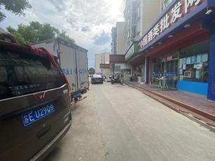 平均日流水过万,纯生鲜超市转让,小区门口